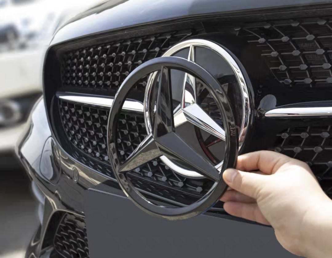 Mercedes emblem foran sort