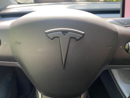Tesla sort rat logo